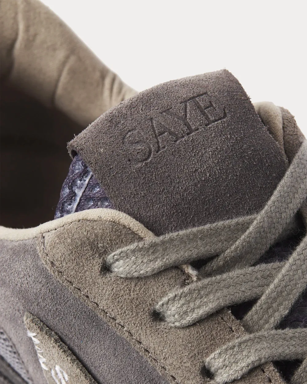 '95 Pedra Low Top Sneakers
